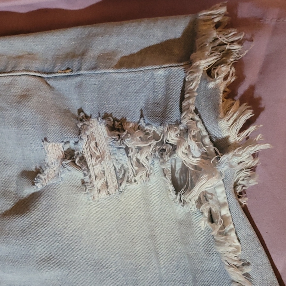 Jean shorts light wash Size 5 ripped look - Picture 2 of 4